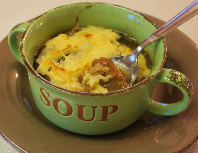 Slow Cooker Simple French Onion Soup #crockpot #slowcooker #soup