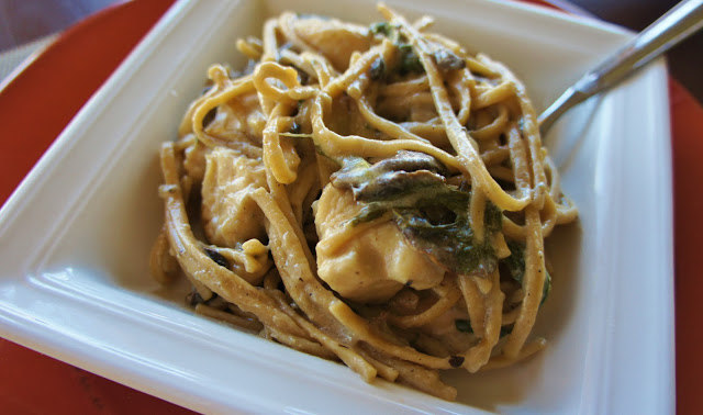 Slow Cooker Recipe for Chicken Fettuccine with Mushrooms and Spinach #crockpot #slowcooker #chicken #dinner