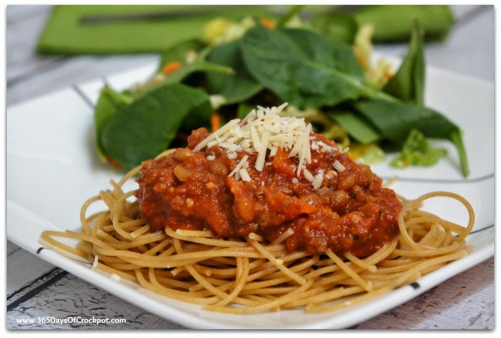 Crockpot Meaty Spaghetti Sauce (with lots of fresh veggies too) #easydinner #crockpotrecipe