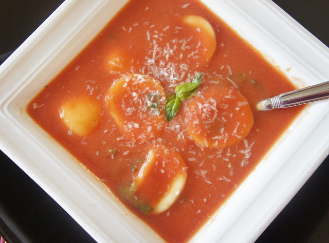 Easy Recipe for Slow Cooker Creamy Low-Fat Tomato Basil Soup #slowcooker #soup #crockpot