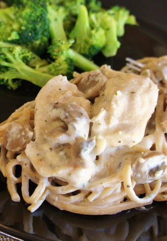 Slow Cooker Recipe for Creamy Chicken and Mushrooms with Linguine