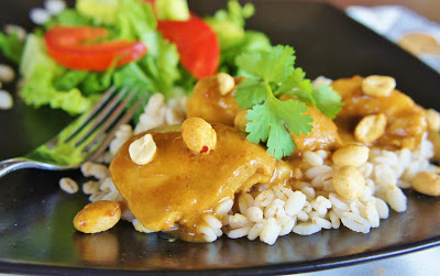 EASY Slow Cooker (crock-pot) Thai Chicken with Peanut-Curry Sauce #crockpot #slowcooker #chicken #recipe
