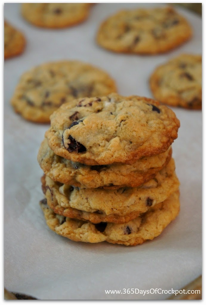 Chewy and soft oatmeal dark chocolate chunk cookies with coconut and craisins #dessert #cookies
