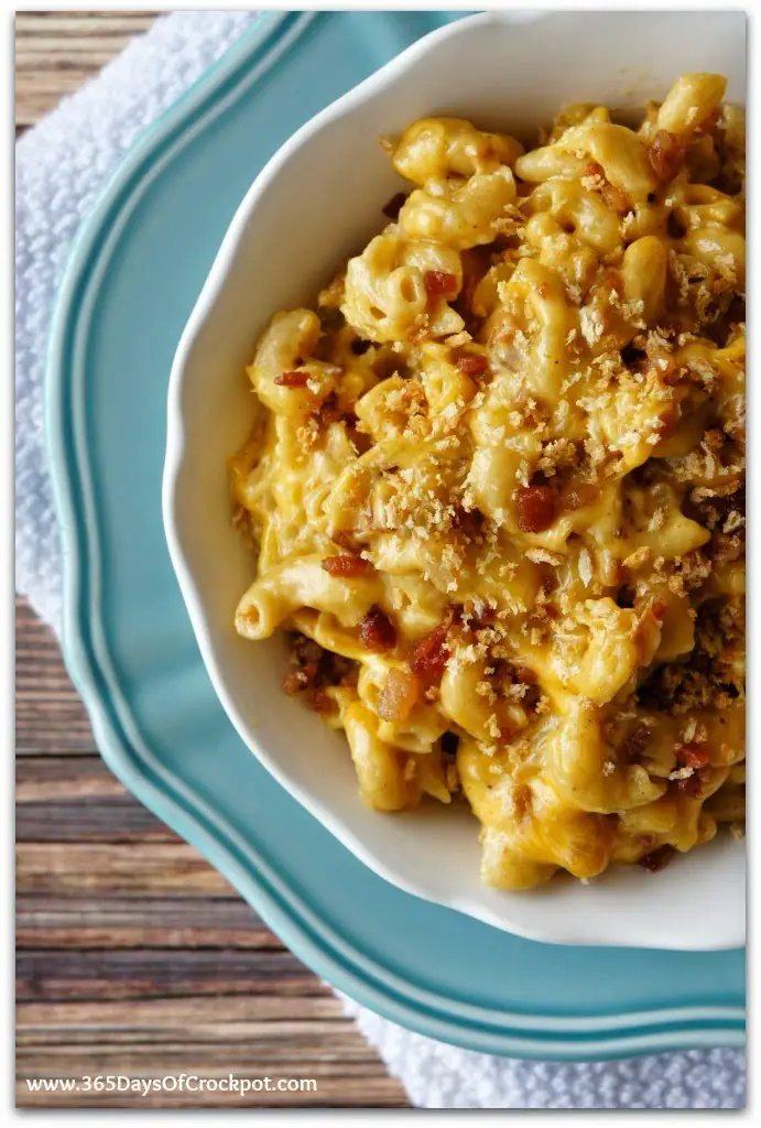 Bacon macaroni and cheese that's made in one pot--your crockpot! It creamy and comforting! #onepotmeal