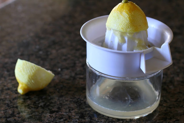 Juicing a lemon 