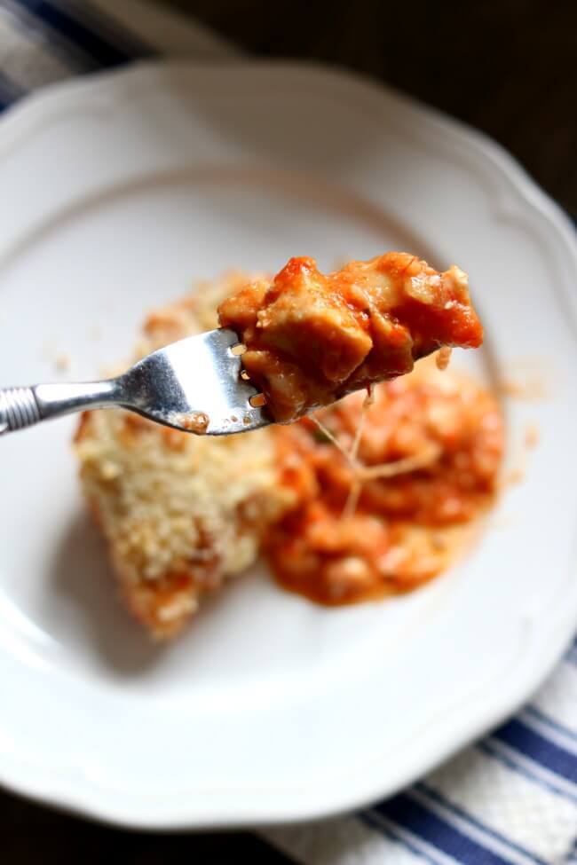 Slow Cooker Chicken Parmesan Lasagna Casserole--tender moist bites of chicken, savory spaghetti sauce, al dente pasta, melty mozzarella, slightly tangy cream cheese and toasted breadcrumbs. All the flavors of your favorite Italian food (chicken parm and lasagna) in one casserole with minimal steps that's made in your crockpot. 