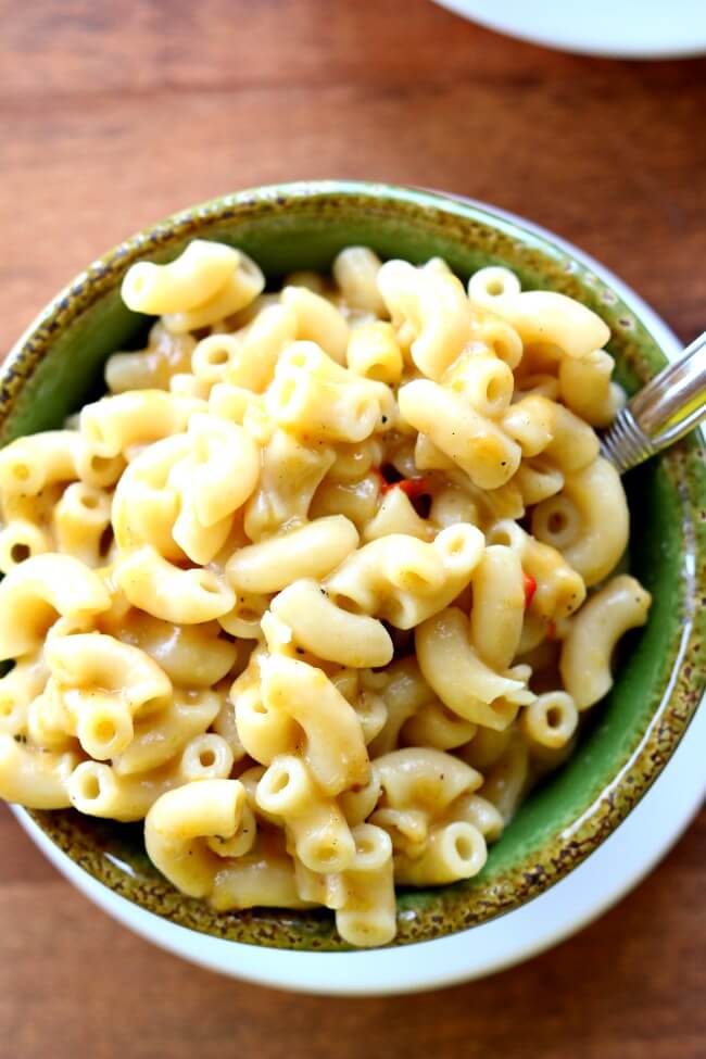 Instant Pot Mac and Cheese with Green Chiles--super easy recipe for macaroni and cheese that's spiced up with a can of green chiles and made in your electric pressure cooker. 