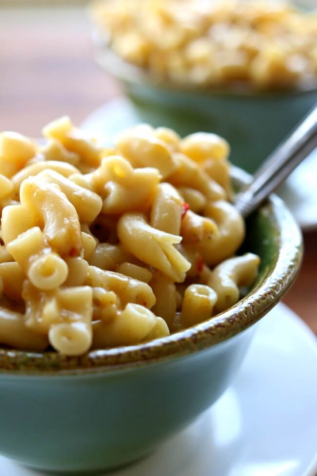 Instant Pot Mac and Cheese with Green Chiles--super easy recipe for macaroni and cheese that's spiced up with a can of green chiles and made in your electric pressure cooker. 