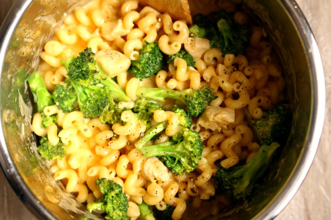 Instant Pot Broccoli Chicken Mac and Cheese--creamy macaroni and cheese made quickly in your instant pot with tender bites of chicken and (not crisp, but not mushy) broccoli florets. This is an easy one pot meal that the whole family will love!