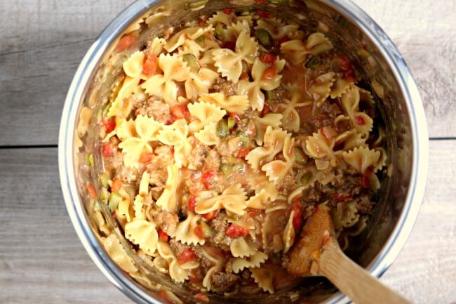 Instant Pot Cheeseburger Pasta--all the amazing flavors from cheeseburgers in a one pot pasta dish. Your whole family will love this dinner!
