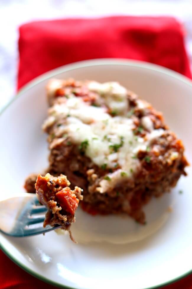 Slow Cooker Pepperoni Pizza Meatloaf--a meatloaf made in your crockpot that is inspired by pepperoni pizza! Mozzarella and diced pepperoni are combined with lean ground beef to make a flavorful combination that kids and adults both love. 