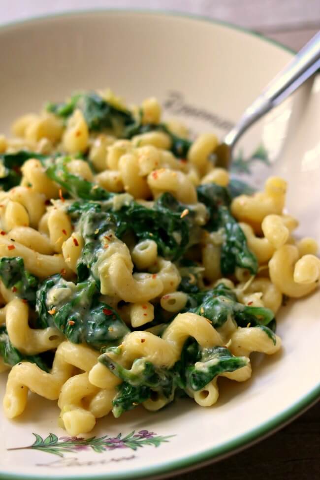 Instant Pot Spinach Artichoke Mac and Cheese–creamy, cheesy pasta with fresh spinach and chopped artichokes is a perfect way to indulge while sneaking in some greens. 
