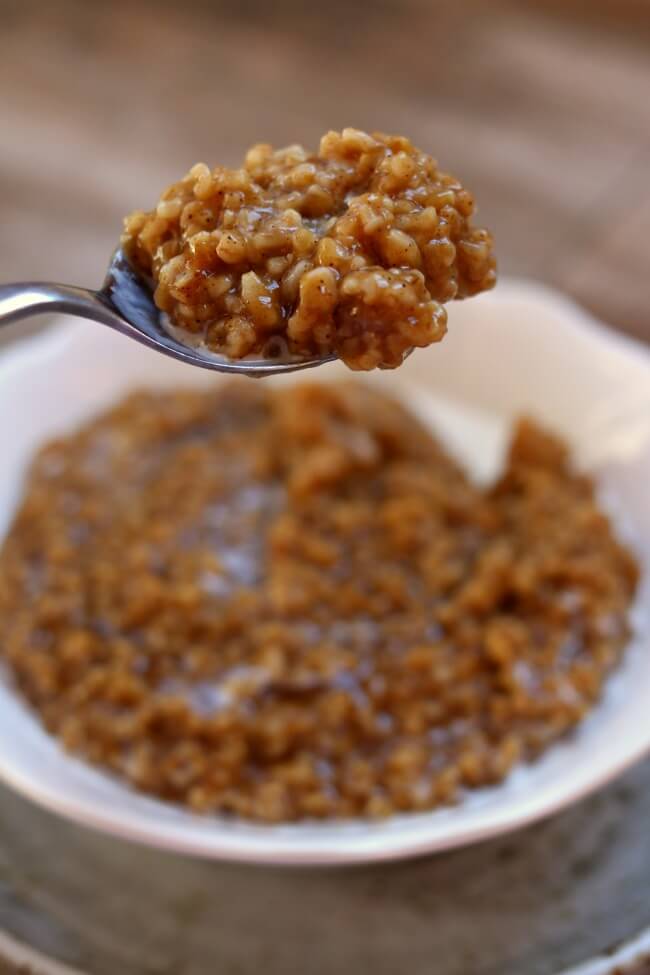 Slow Cooker Pumpkin Pie Steel Cut Oatmeal--hearty steel cut oats are cooked with pumpkin puree and pumpkin pie spice slowly in your crockpot to make a comforting breakfast perfect for a chilly fall morning.