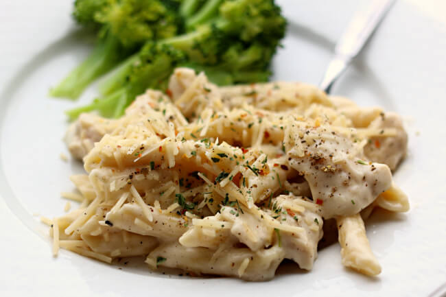 Instant Pot Garlic Chicken Alfredo Pasta--a creamy parmesan garlic sauce envelopes penne pasta and bites of chicken. A quick family dinner made in your electric pressure cooker.