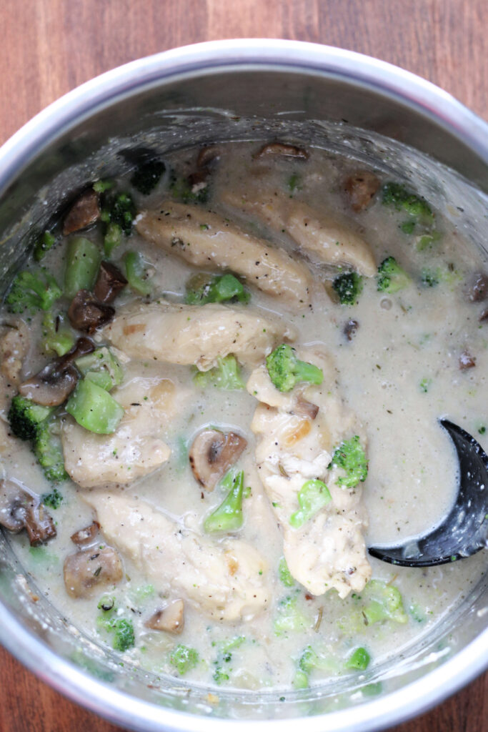 Skinny chicken, broccoli and mushrooms (Instant Pot Recipe)