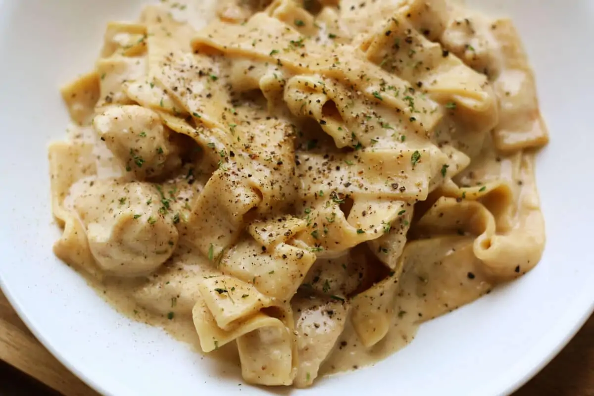 French Onion Cheesy Chicken Noodle Casserole--an Instant Pot dinner made with tender chicken, egg noodles, caramelized onions and French onion dip for an easy creamy pasta dinner. 