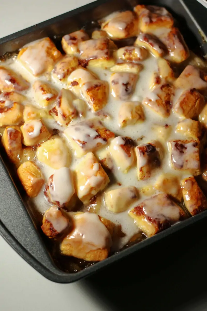 2-Ingredient Cinnamon Roll Apple Lasagna--an easy 2-ingredient dessert (or brunch!) made with layers of gooey cinnamon rolls, warm apple pie filling and cream cheese frosting.