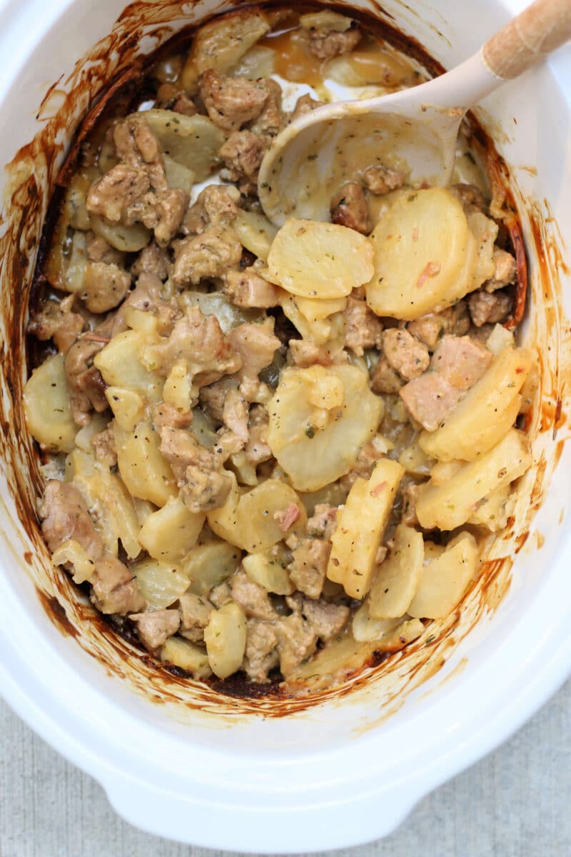 Slow Cooker Amish Beef and Potato Casserole--a crockpot meal with seasoned ground beef, sliced potatoes, and a creamy sauce for an easy weeknight dinner.