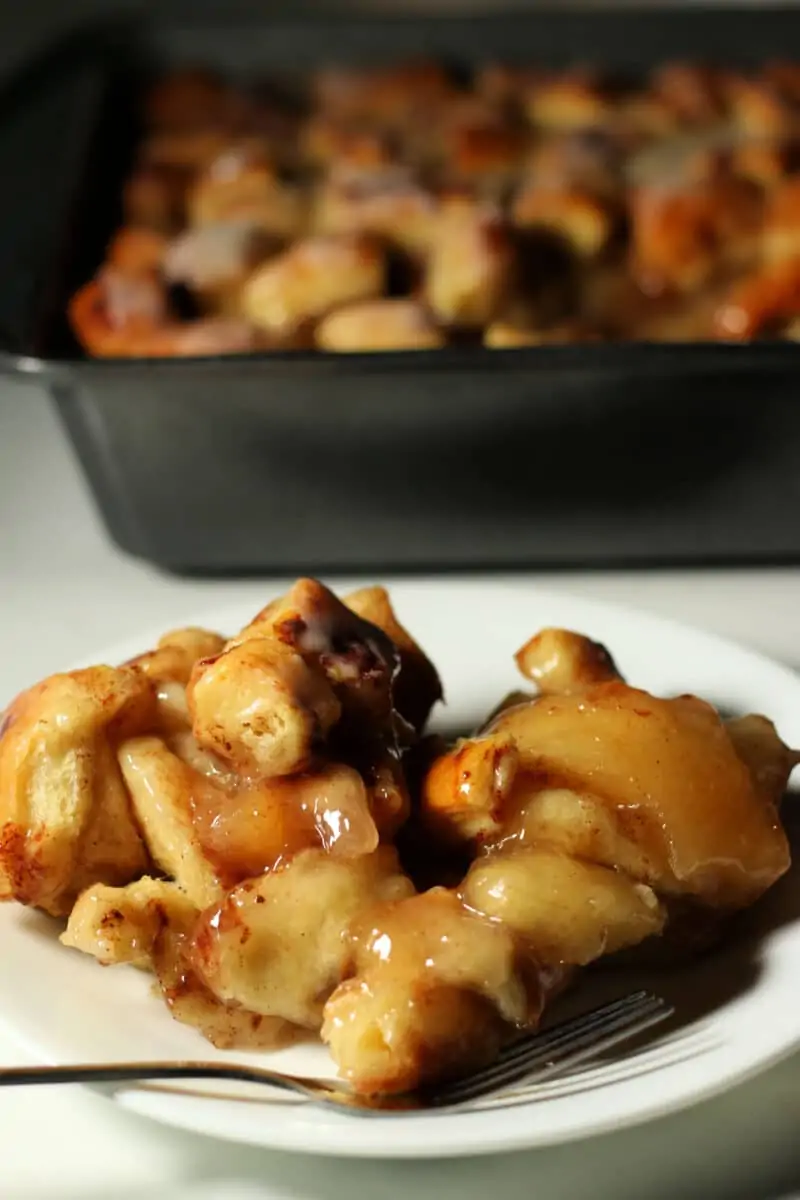 2-Ingredient Cinnamon Roll Apple Lasagna--an easy 2-ingredient dessert (or brunch!) made with layers of gooey cinnamon rolls, warm apple pie filling and cream cheese frosting.