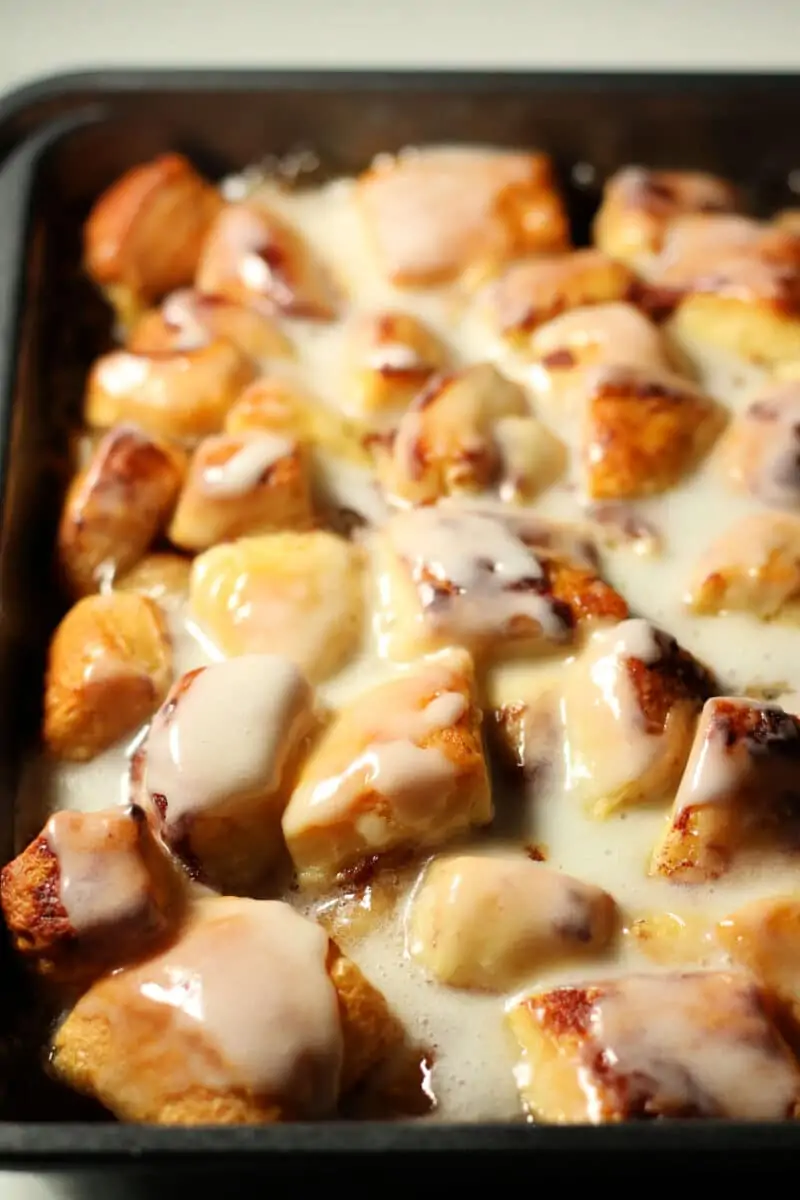 2-Ingredient Cinnamon Roll Apple Lasagna--an easy 2-ingredient dessert (or brunch!) made with layers of gooey cinnamon rolls, warm apple pie filling and cream cheese frosting.