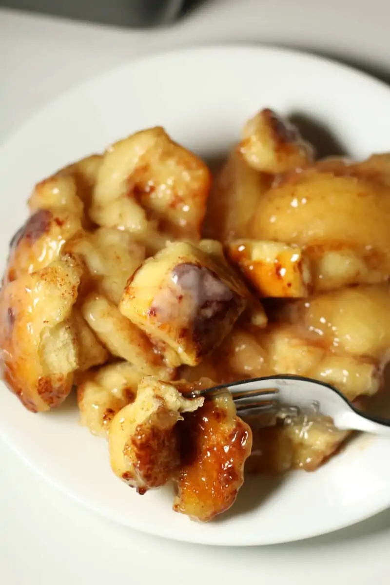 2-Ingredient Cinnamon Roll Apple Lasagna--an easy 2-ingredient dessert (or brunch!) made with layers of gooey cinnamon rolls, warm apple pie filling and cream cheese frosting.