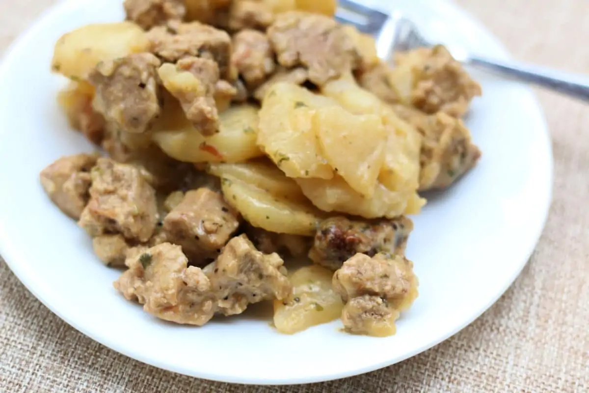Slow Cooker Amish Beef and Potato Casserole--a crockpot meal with seasoned ground beef, sliced potatoes, and a creamy sauce for an easy weeknight dinner.